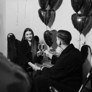 Парень с девушкой пьют шампанское